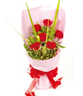 6 Red roses with rich crstal grass