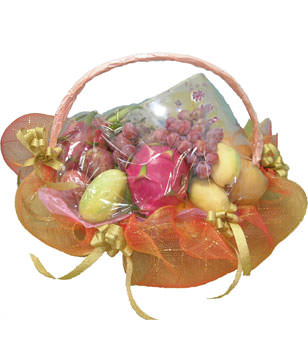 A basket of fruits for the Mid-Autumn Festival, includes red grape, golden pear,apple,one double yolks mooncake an so on. 
