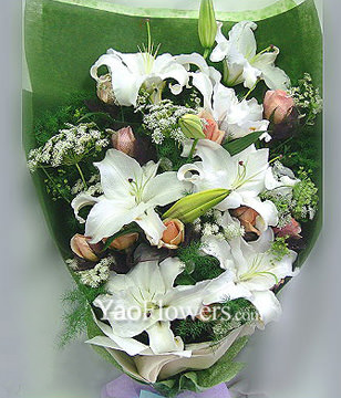 4 White lilium,11 champagne roses
