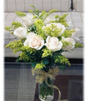 9 Roses with a vase
