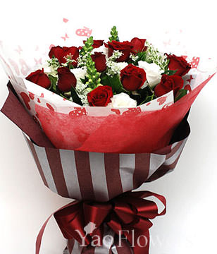 12 Red roses,White of platycodon grandiflorum,green leaves