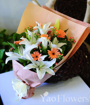 5 White Lilies