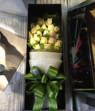 19 champagne roses with gift box