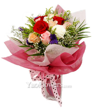 12 Mixed Roses Hand Bouquet 
