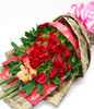 19 red roses, the oriole, matches the leaf to embellish,a bear included