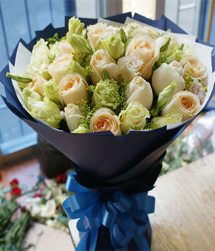 19 mixed roses