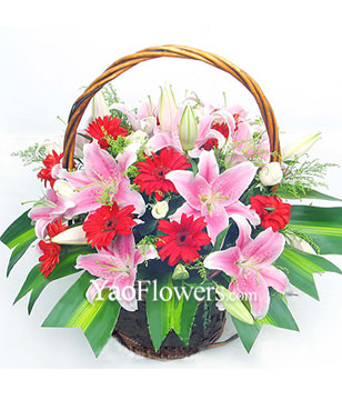 3 Pink lilium,12 daisies,6 white roses