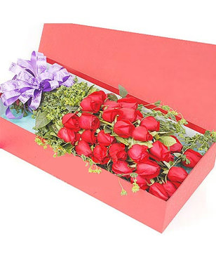 33 red roses, rich gold leaf