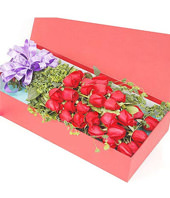33 red roses, rich gold leaf