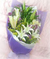 5 white lilies with FORGET-ME-NOT
