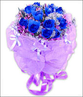 9 blue roses with lilies around