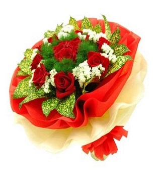 12 Red Roses Hand Bouquet